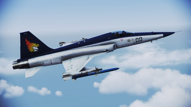 「F-5E -Shin Kazama-」のビジュアル。All trademarks and copyrights associated with the manufacturers, aircraft, models, trade names, brands and visual images depicted in this game are the property of their respective owners, and used with such permissions. (c)JAPAN SPACE IMAGING CORPORATION(c)DigitalGlobe, Inc., All Rights Reserved.ACE COMBAT(R) INFINITY & (c)BANDAI NAMCO Games Inc.(c)新谷かおる