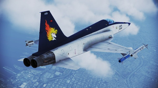 「F-5E -Shin Kazama-」のビジュアル。All trademarks and copyrights associated with the manufacturers, aircraft, models, trade names, brands and visual images depicted in this game are the property of their respective owners, and used with such permissions. (c)JAPAN SPACE IMAGING CORPORATION(c)DigitalGlobe, Inc., All Rights Reserved.ACE COMBAT(R) INFINITY & (c)BANDAI NAMCO Games Inc.(c)新谷かおる
