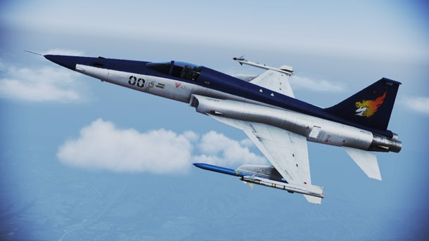 「F-5E -Shin Kazama-」のビジュアル。All trademarks and copyrights associated with the manufacturers, aircraft, models, trade names, brands and visual images depicted in this game are the property of their respective owners, and used with such permissions. (c)JAPAN SPACE IMAGING CORPORATION(c)DigitalGlobe, Inc., All Rights Reserved.ACE COMBAT(R) INFINITY & (c)BANDAI NAMCO Games Inc.(c)新谷かおる