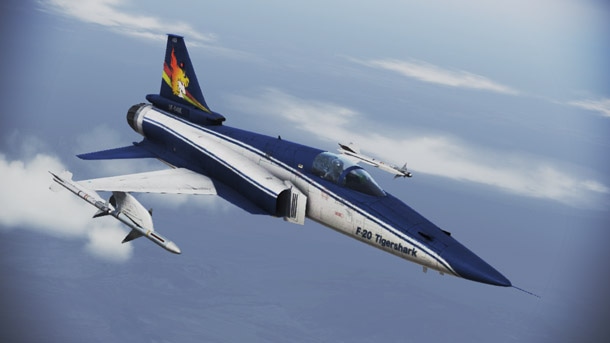 「F-20A -Shin Kazama-」のビジュアル。All trademarks and copyrights associated with the manufacturers, aircraft, models, trade names, brands and visual images depicted in this game are the property of their respective owners, and used with such permissions. (c)JAPAN SPACE IMAGING CORPORATION(c)DigitalGlobe, Inc., All Rights Reserved.ACE COMBAT(R) INFINITY & (c)BANDAI NAMCO Games Inc.(c)新谷かおる