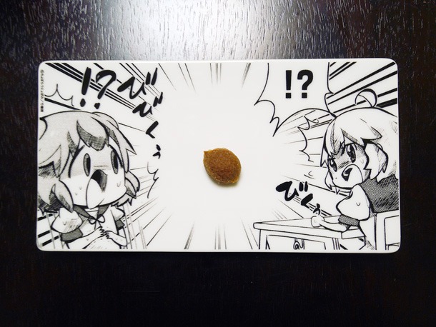 「あいまいみー 衝撃のコミック皿」に梅干しの種を盛った様子。(c)ちょぼらうにょぽみ／竹書房