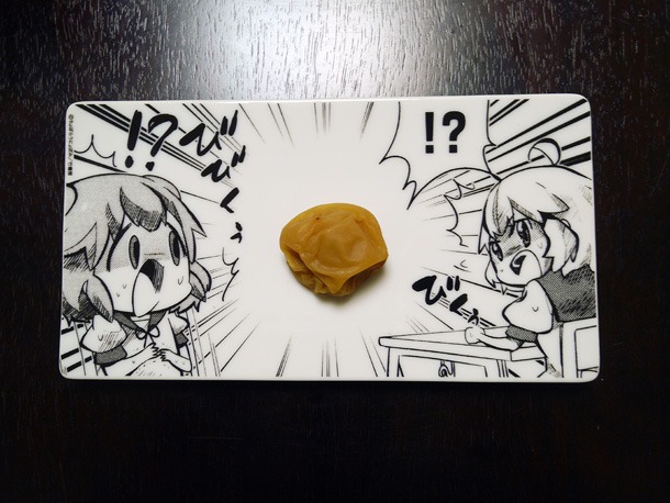 「あいまいみー 衝撃のコミック皿」に梅干しを盛った様子。(c)ちょぼらうにょぽみ／竹書房