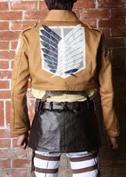 「調査兵団コスチュームセット エレンver.」着用例。(c)諫山創・講談社／「進撃の巨人」製作委員会