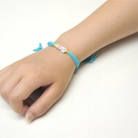 「ダイヤのA スウェードブレスレット Seido」着用例 (c)寺嶋裕二・講談社／「ダイヤのA」製作委員会・テレビ東京