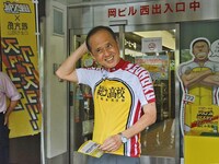 総北高校のジャージに身を包んだ大森雅夫市長。