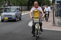 総北高校のジャージに身を包み、ラリーに参加する大森雅夫市長。