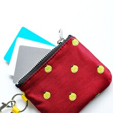 「殺せんせードットパスポーチ」(c)松井優征／集英社・アニメ「暗殺教室」製作委員会