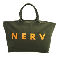 描き下ろしイラストでマリが持ってバッグ「RADIO EVA 054【NERV EVERYDAY BAG】 OLIVE GREEN」。(c)カラー