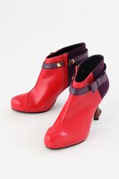 描き下ろしイラストでアスカが履いている「EVA×ちゃけちょけ ブーティ」の「式波・アスカ・ラングレーモデル ブーティ」。(c)カラー