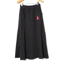 描き下ろしイラストでマリがはいているスカート「RADIO EVA 329 PUPPET Collection Sweat Maxi Skirt/ヘザーブラック」。(c)カラー