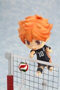 「ねんどろいど 日向翔陽」にはネットとバレーボールが付属。専用台座にセットすれば、スパイクを打つ瞬間が再現できる。(c)古舘春一／集英社・「ハイキュー!!」製作委員会・MBS