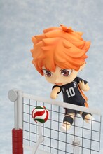 「ねんどろいど 日向翔陽」にはネットとバレーボールが付属。専用台座にセットすれば、スパイクを打つ瞬間が再現できる。(c)古舘春一／集英社・「ハイキュー!!」製作委員会・MBS