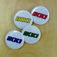 IKKIのロゴを用いた缶バッジ。