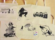 IKKIとヴィレッジヴァンガードのコラボトートバッグと缶バッジ。