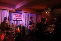 とりマリ＆エゴサーチャーズのライブ風景（撮影：原田隆二）。