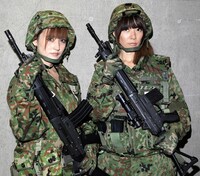 ファントムAKIBAラジ館店でのイベントにゲスト出演する、奥山絵里奈（左）と軍神☆みやじま。