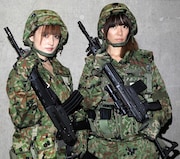 ファントムAKIBAラジ館店でのイベントにゲスト出演する、奥山絵里奈(左)と軍神☆みやじま。