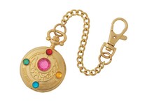 ラストワン賞「変身ブローチ型懐中時計」を閉じた様子。(c)武内直子・PNP・東映アニメーション