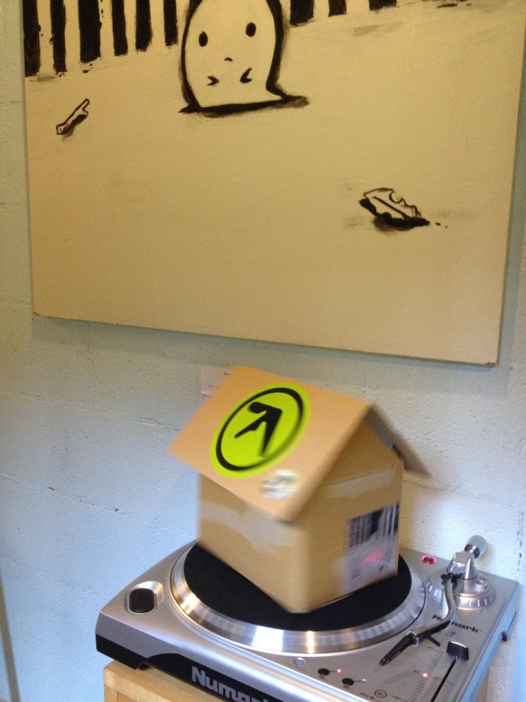 西島大介がプレイで使用した犬小屋はオン・サンデーズにて展示中。