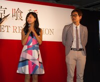 小島瑠璃子（左）と担当編集者の松尾淳平氏。