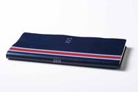 背表紙にあしらわれた「2015」の文字は、表面と同じ銀の箔押し。