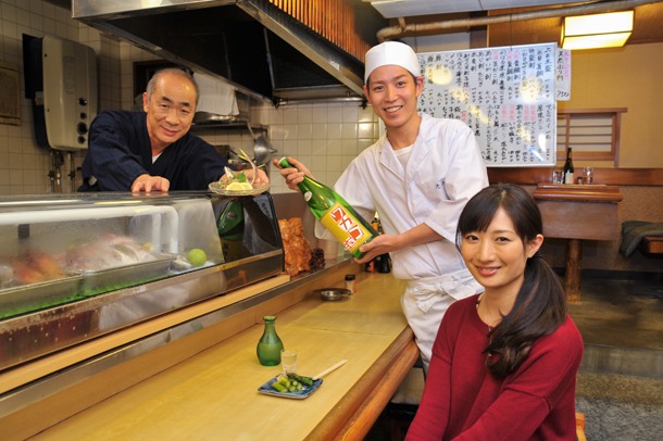 左から野添義弘、鎌苅健太、武田梨奈。(c)2015「ワカコ酒」製作委員会