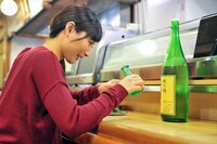 村崎ワカコ役を演じる武田梨奈。(c)2015「ワカコ酒」製作委員会