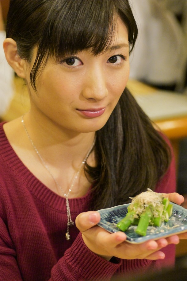 村崎ワカコ役を演じる武田梨奈。(c)2015「ワカコ酒」製作委員会