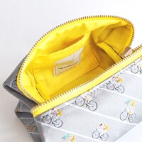 小野田＆巻島のスクエアポーチ (c)渡辺航(週刊少年チャンピオン)／弱虫ペダルGR製作委員会