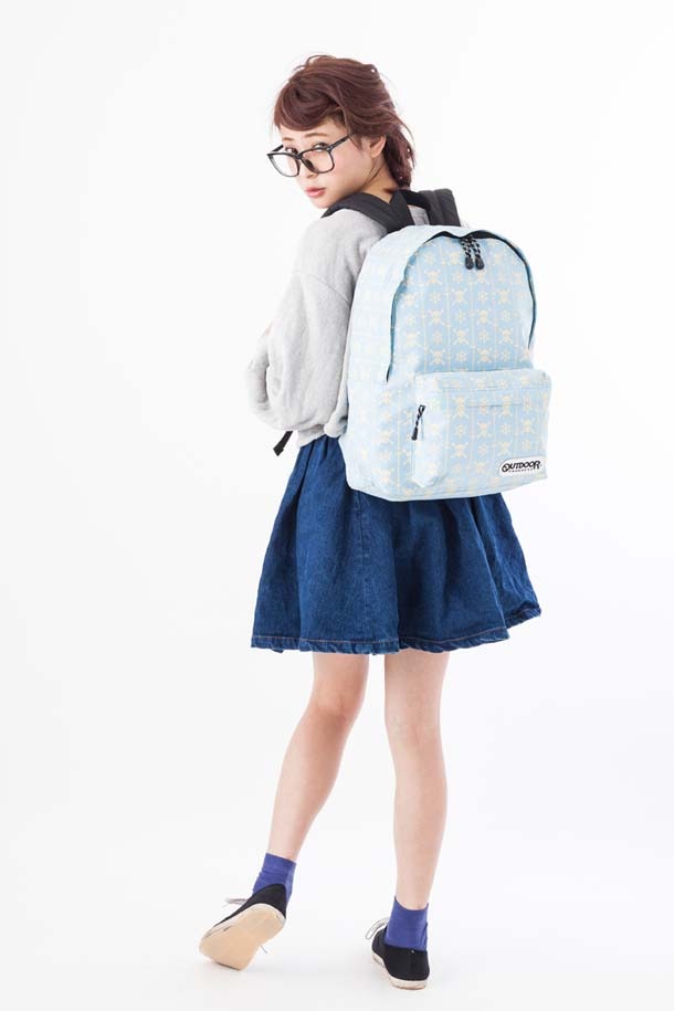 「ONE PIECE総柄デイバッグ」の使用イメージ。(c)尾田栄一郎／集英社・フジテレビ・東映アニメーション