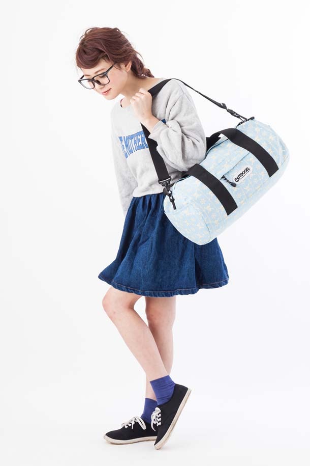 「ONE PIECE総柄ドラムボストンバッグ」の使用イメージ。(c)尾田栄一郎／集英社・フジテレビ・東映アニメーション