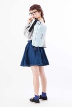 「ONE PIECE総柄ヒップバッグ」の使用イメージ。(c)尾田栄一郎／集英社・フジテレビ・東映アニメーション