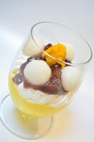 「緑間の蟹座のラッキーアイテムおしるこ風パフェ」(c)藤巻忠俊／集英社・黒子のバスケ製作委員会