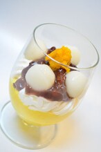 「緑間の蟹座のラッキーアイテムおしるこ風パフェ」(c)藤巻忠俊／集英社・黒子のバスケ製作委員会