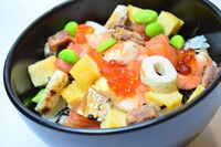 「紫バラ寿司丼」(c)藤巻忠俊／集英社・黒子のバスケ製作委員会