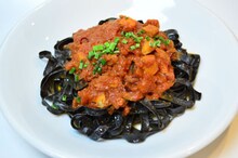 「火神のパッと作ったイカスミパスタ」(c)藤巻忠俊／集英社・黒子のバスケ製作委員会