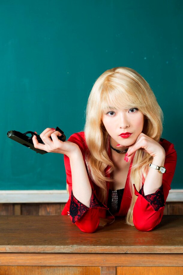 イリーナ・イェラビッチに扮した知英。(c)2015松井優征／集英社・映画「暗殺教室」製作委員会