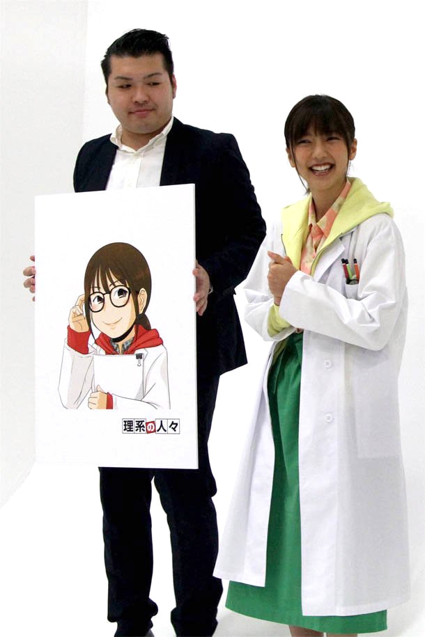 よしたにが描き下ろした理系女子のイラストと、真野恵里菜。(c)ひかりTV