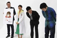 理系女子のイラストを見て喜ぶ真野恵里菜と、少し恥ずかしそうにするよしたに。その恥ずかしがるよしたにを、伊藤淳史はマジマジと観察していた。(c)ひかりTV