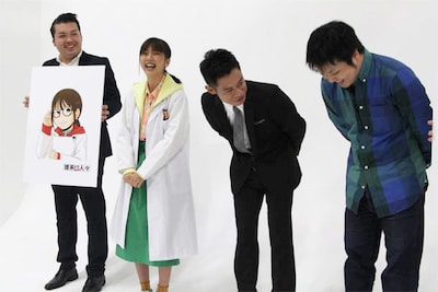 理系女子のイラストを見て喜ぶ真野恵里菜と、少し恥ずかしそうにするよしたに。その恥ずかしがるよしたにを、伊藤淳史はマジマジと観察していた。(c)ひかりTV