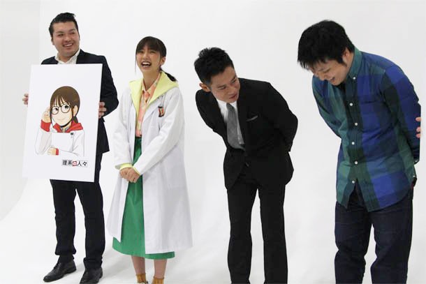 理系女子のイラストを見て喜ぶ真野恵里菜と、少し恥ずかしそうにするよしたに。その恥ずかしがるよしたにを、伊藤淳史はマジマジと観察していた。(c)ひかりTV