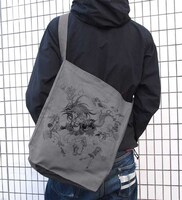 「pixiv祭」でコスパが販売する「★限定★pixiv祭 mebaeショルダートート」。(C)2014 mebae/Kaikai Kiki Co., Ltd. All Rights Reserved.Illustration by mebae