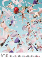 「卓上 コップのフチ子 カレンダー 2015年」より4月のページ。(c)タナカカツキ / KITAN CLUB