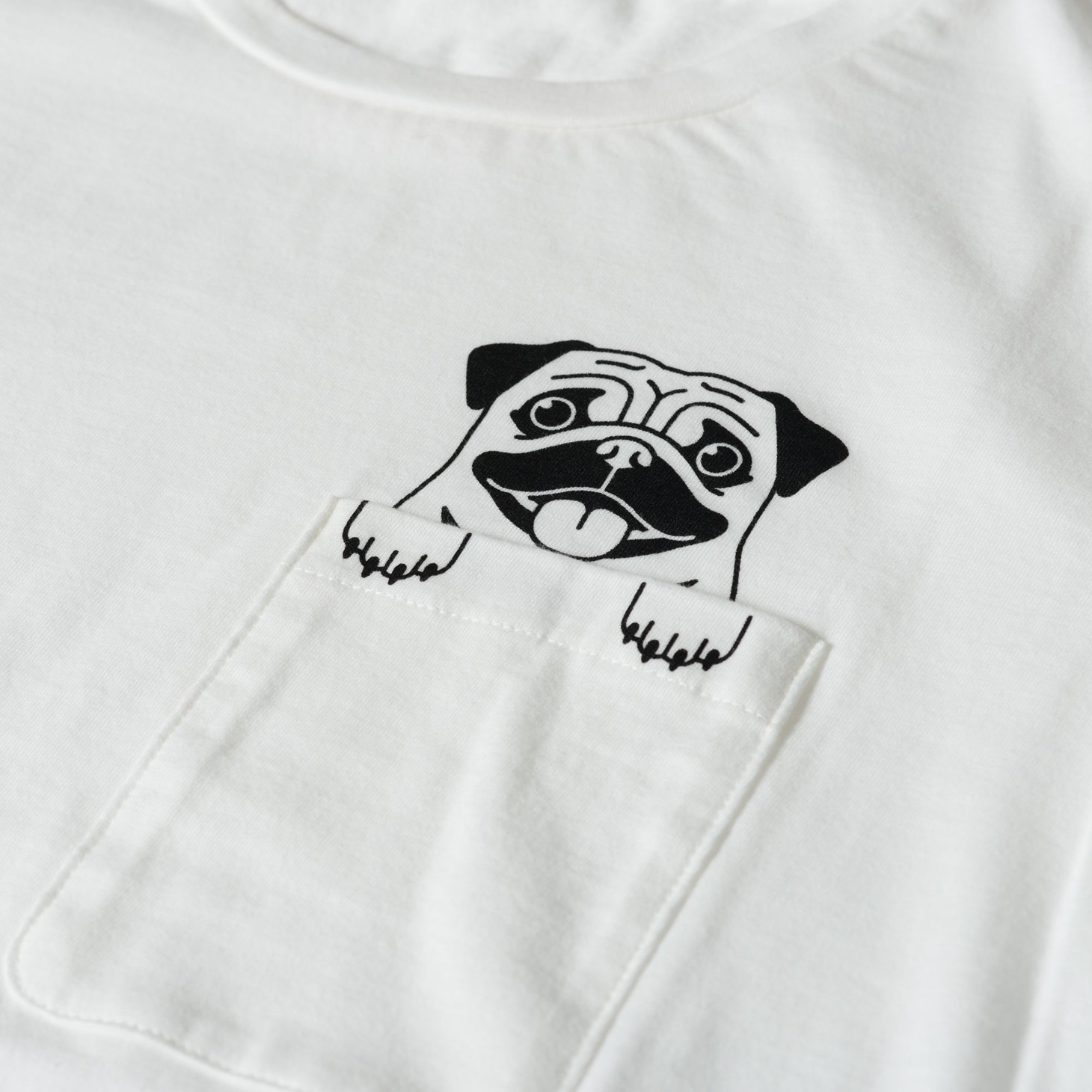 「小山宙哉 official store」で販売中のポケット付きTシャツ。