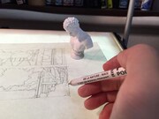 中田春彌による「DJ KRUSH: Building It」の執筆風景。