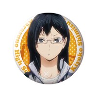 清水潔子の缶バッジ。(c)古舘春一／集英社・「ハイキュー!!」製作委員会・MBS