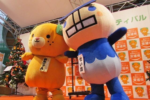 昨年の「愛のくに 愛顔のえひめフェスティバル」の様子。写真右が、樫本が生み出したせい坊。