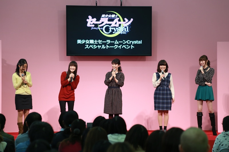 （左から）愛野美奈子役の伊藤静、火野レイ役の佐藤利奈、月野うさぎ役の三石琴乃、水野亜美役の金元寿子、木野まこと役の小清水亜美。それぞれが演じるセーラー戦士のイメージカラーを取り入れた衣装で登場した。