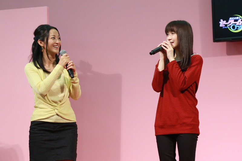 （左から）伊藤静、佐藤利奈。