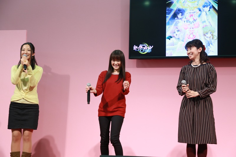 （左から）伊藤静、佐藤利奈、三石琴乃。